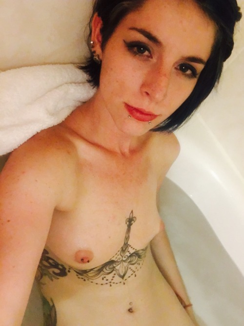 Porn Pics xxxaliceleexxx:  Boobies in the tub