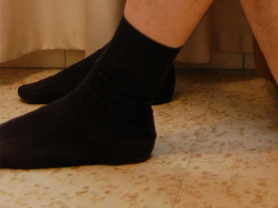 leaveyoursocksonbro:  malesoxlover:  That’s a nice pose though the floor must be