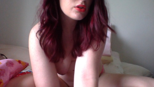 mylitttlesecrett: Red &amp; Horny Her parted red lips, waiting to be put to good use.