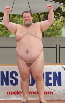 inudista:  kelly gneiting, American Sumo Wrestler don’t have problems with naked and body acceptance! 👍