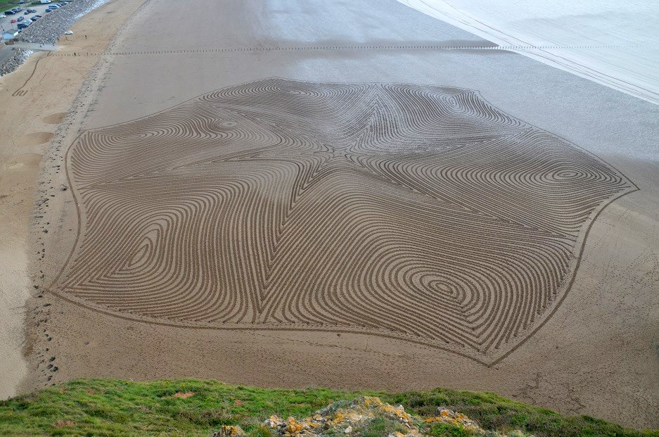 itscolossal:  See more: Expansive New Geometric Drawings Trampled in Snow and Sand