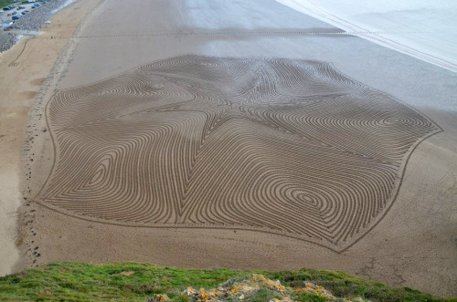 itscolossal:  See more: Expansive New Geometric Drawings Trampled in Snow and Sand by Simon Beck 