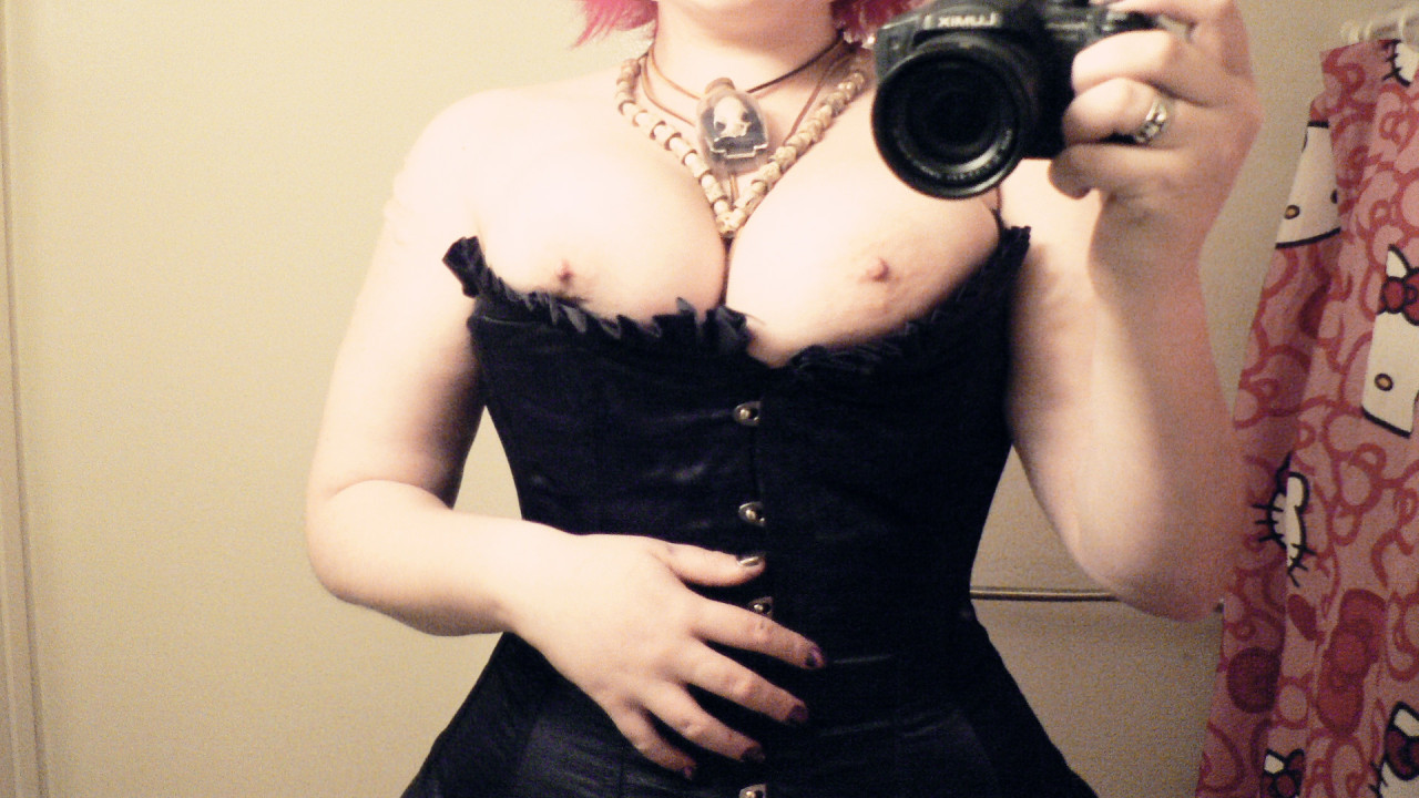 submissivefeminist:  goth-waffles:  Oh god im headless   You’re divine!