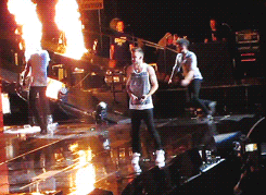 theboycanthelpit:  lightsofheaven-blog: zayn saves harry from the fire x   #’harry