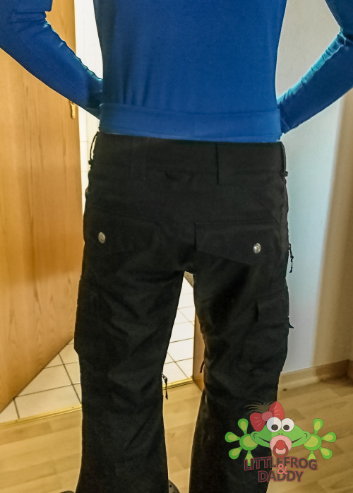 diaperguru:  littlefroganddaddy:  Es schneit, es schneit! Kommt alle aus dem Haus …Last night it snowed alot, so today we are going to play in the snow!!! Because it´s very cold outside i´m dressed in thick winterclothes, so we can start.When we were