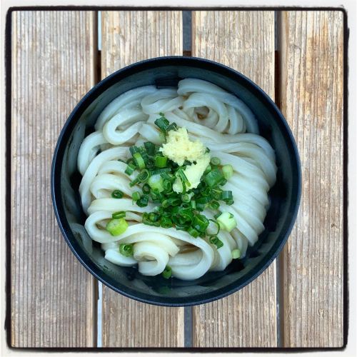 うどん（小）あぁこれマジで世界一美味いわ 醤油かけただけなのにマジで美味いわ 午前中しかやってないけどまたこよ #うどん #UDON #三豊市 (世界一美味い、うどん屋 須崎食料品店)https://