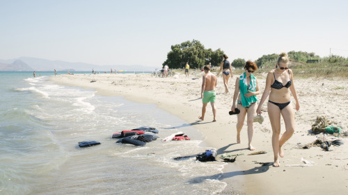 pritheworld:Tourists vs. Refugees - on the Greek island of Kos.Photos: Jörg Brüggemann/OSTKREUZ Keep