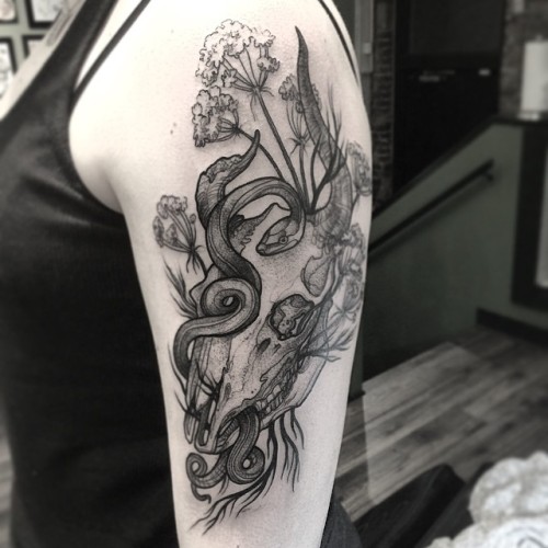 nomicheese:Snake and skull! Classic :) thanks!