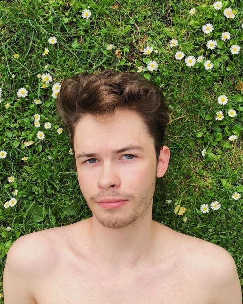 ciaranjames: Quand tu es près de moi, Cette chambre n'a plus de parois, Mais des arbres oui, 