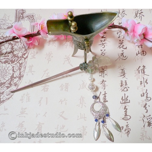 inkjadestudio:(via Carved Jade Peony Chinese Hair Stick with Abalone Shell Flower | Ink Jade Studio)