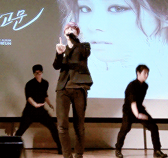 jelleu:  Zelo performing Vintage at Song Jieun’s showcase  
