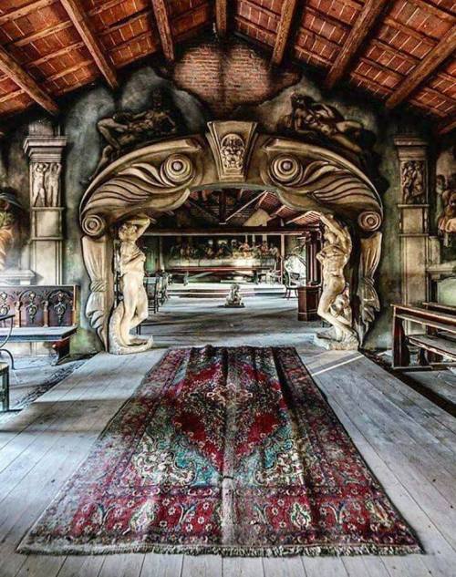 legendary-scholar:  The interior of a beautiful old abandoned restaurant Michelangelo da Vinci in Italy.