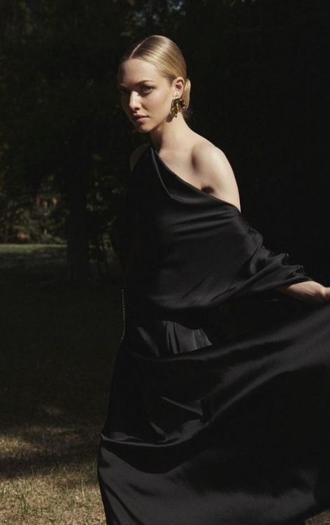 Actress, black dress, Amanda Seyfried, 840x1336 wallpaper @wallpapersmug : ift.tt/2FI4itB - 