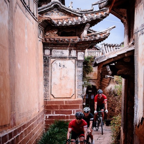 hm7: “The weekend is finally here, where will your ride take you? #Rapha #FindYourOwnRoad #RaphaCont