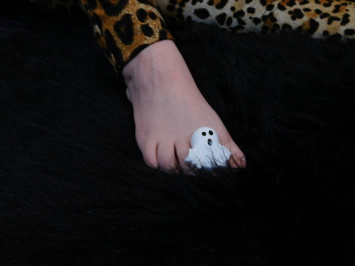 mecha-red-vinyl-kitty: You can buy the adjustable ghost ring I wore in “A Treat For Your Feet” click