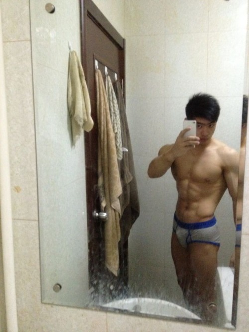 k-gay-ss:  jongjongs2:  asianmalerox:  http://asianmalerox.tumblr.com/  덩치에 비해 좀 작다ㅠ  올ㅋㅋ 작음  어때 잘생겼는데