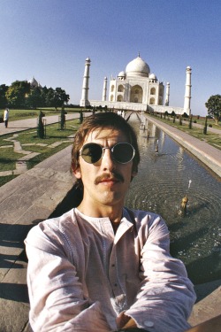 fuckindiva:  George Harrison self-portrait in India, 1966 