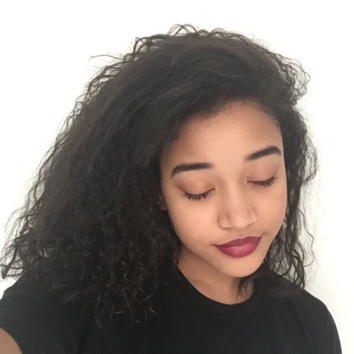 queenn-i-c:  car-crashhearts:  ja-ll:  baby angel  We must protect her at all costs, she is the most woke of them all  Its crazy that people were complaining about her, when the book described rue as with dark skin 😒  That might have woke her up^^