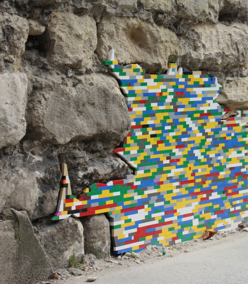 escapekit: Dispatchwork Berlin-based artist Jan Vormann has used tens of thousands of LEGO bricks to