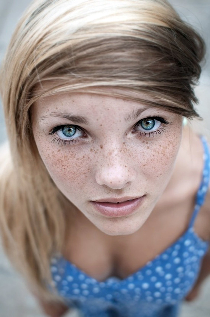 cellschickspics:  lustenance:  beautifulcurve:  get LOST in those eyes  Who wouldn’t?