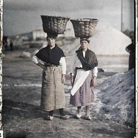 This photograph its amazing! I found it on Pinterest! These two hardworking women are from coruña, S
