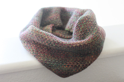 [ elytra cowl by gingerhaole on etsy ]This was my first time knitting linen stitch. I love it, 