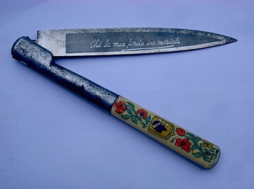 museum-of-artifacts: Corsican vendetta knife with floral detail. The blade reads: “Che la mia 