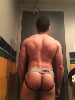 vancouverbud:  growingjock:Back progress pic That butt!!! vancouverbud.tumblr.com