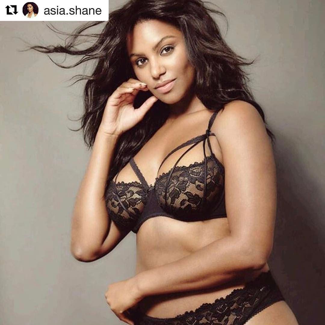hipsandcurves:  @asia.shane looking stunning in our strappy bra and pants! 😍😍😍