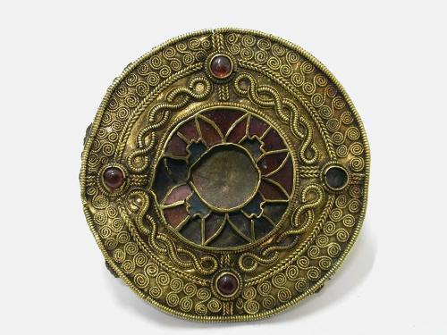 waswseffortblog: Anglo-Saxon gold and garnet disc brooch from White Low, Derbyshire, C.650 AD. (Sour