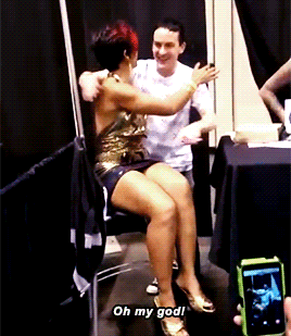 baskervilleshund: Fish Mooney Cosplayer/Fan Shocks Robin Lord Taylor at Signing [@Orlando Fan Fest 2