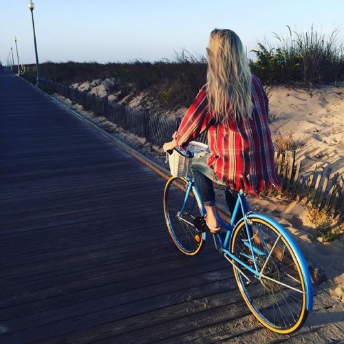 rideschwinn:  What greater way to experience the changing weather then with a fall beach cruise on t