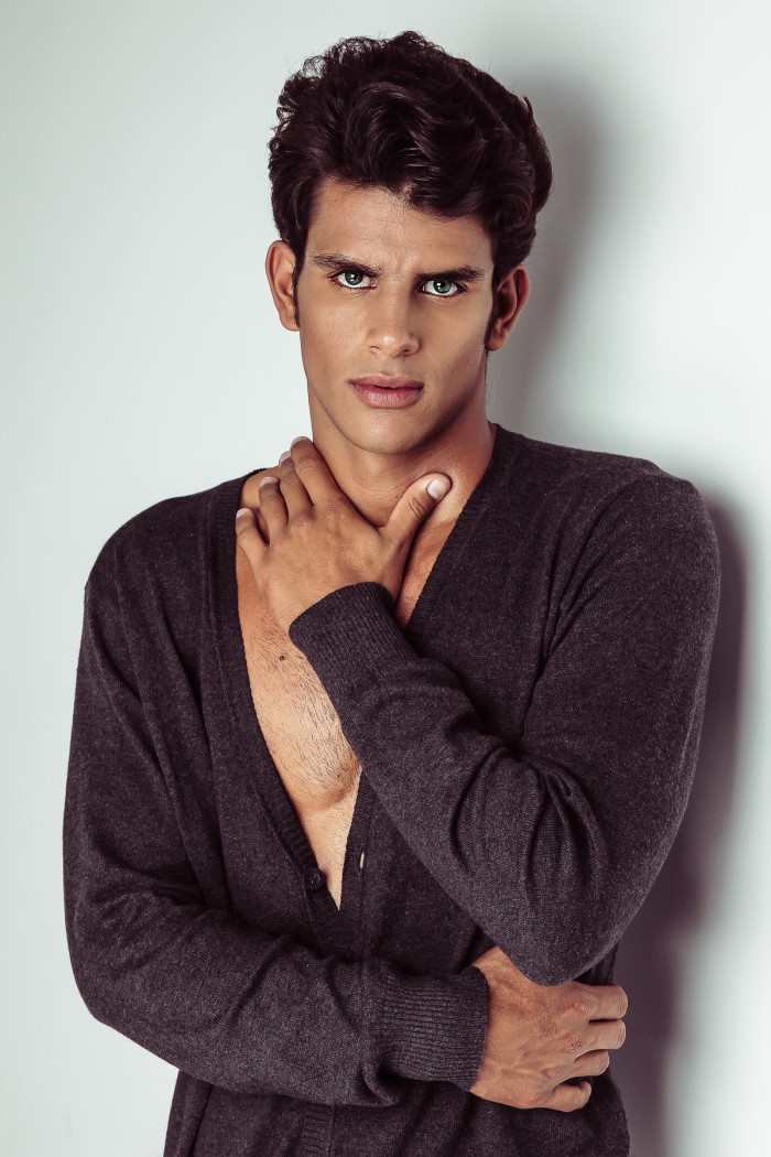prazermasculino:  (via Artur Medeiros, o pedreiro gato, sensualiza em seu primeiro
