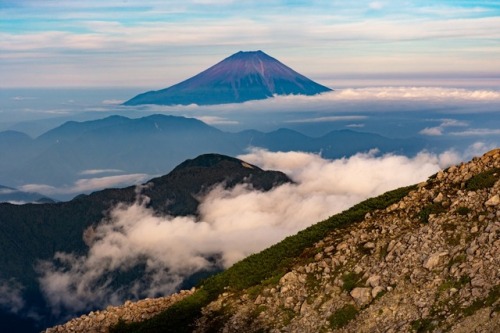 It is a scenery from Akaishidake in the Southern Alps. I was able to see the wonderful sunset blesse