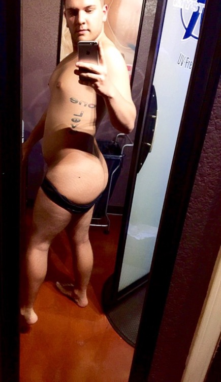 instaguys:  Guys with iPhones Source: gwip.me 