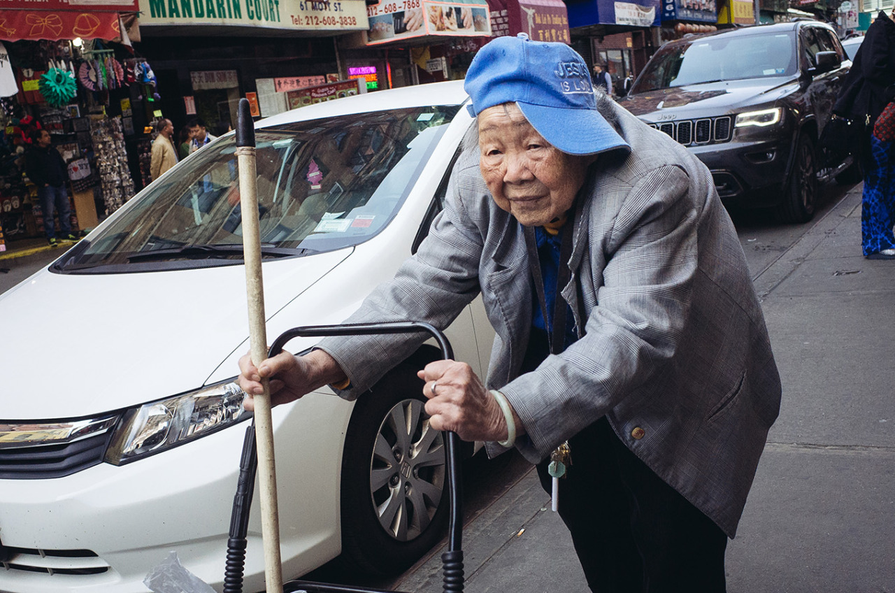 曼哈顿华埠
CHINATOWN
There is nothing quite like China Town.
Loud, noisy, and dirty, China Town represents the real New York.
It is a crush of humanity that is part tourist trap, part strip mall, and part dividing line.
Large crowds, noise, traffic, and...