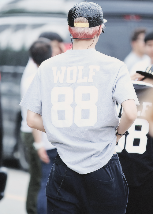 fan-qins:  Sehun fixing his pants 〜(￣▽￣〜) 