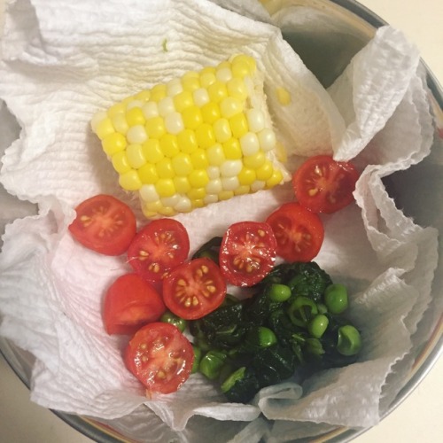 Breakfast this morning: organic corn on the cob, cherry tomatoes, peas, and cooked spinach! Always r
