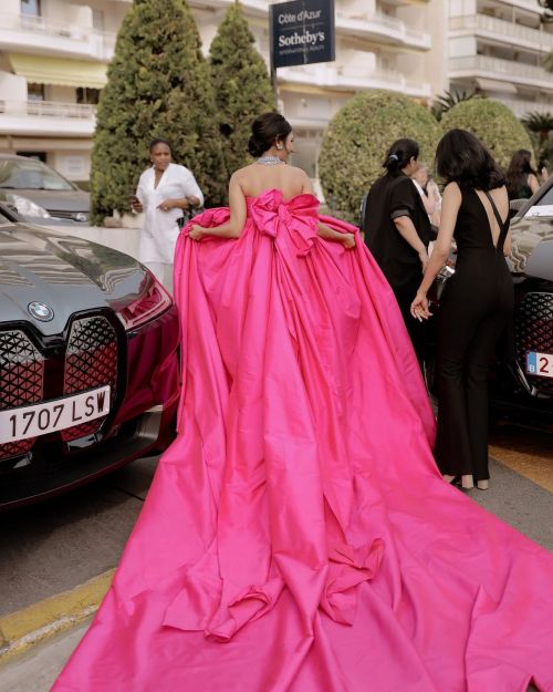 themakeupbrush:Masoom Minawala at the 2022 Cannes Film Festival