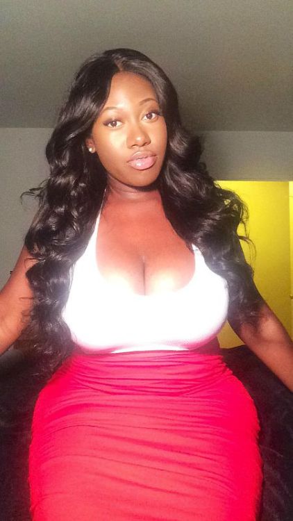 dalandofmilkandhoney:  Elle Jones @_cocostacked