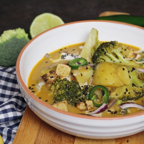 Kartoffel-Kokosnuss-Curry mit Tofu und Brokkoli... | iHERZfood