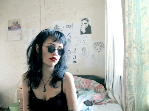 polycephly:  polycephly:  throw back 6 selfies  Love me while i write
