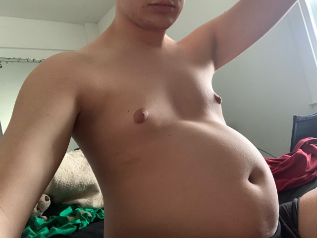 cubdaddygainer:  Just hit 1k on Grommr 🥳 time to stuff myself in celebration! PornHub: https://www.pornhub.com/model/twinkturnedcub Grommr: cubdaddy CashApp: $twinkturnedcub 