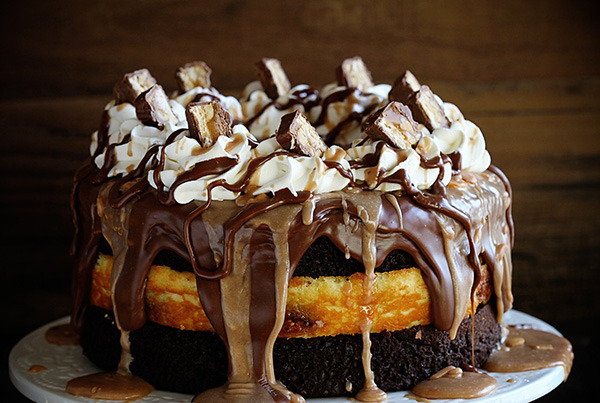 nom-food:  Snickers cheesecake cake 