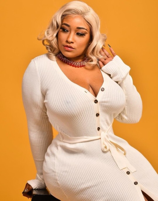 kingjazziedad:  DeliciouslySexy. Curvy. Luscious. BootiDelicious..Ms NikiaRenee 💙💜💛