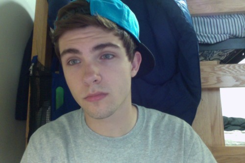 buttpls:  i bought my very first snapback am i straight 