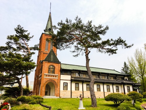 Anseong Gupo-dong Catholic Church was founded by French missionary priest Antonio Combert in 1901. T