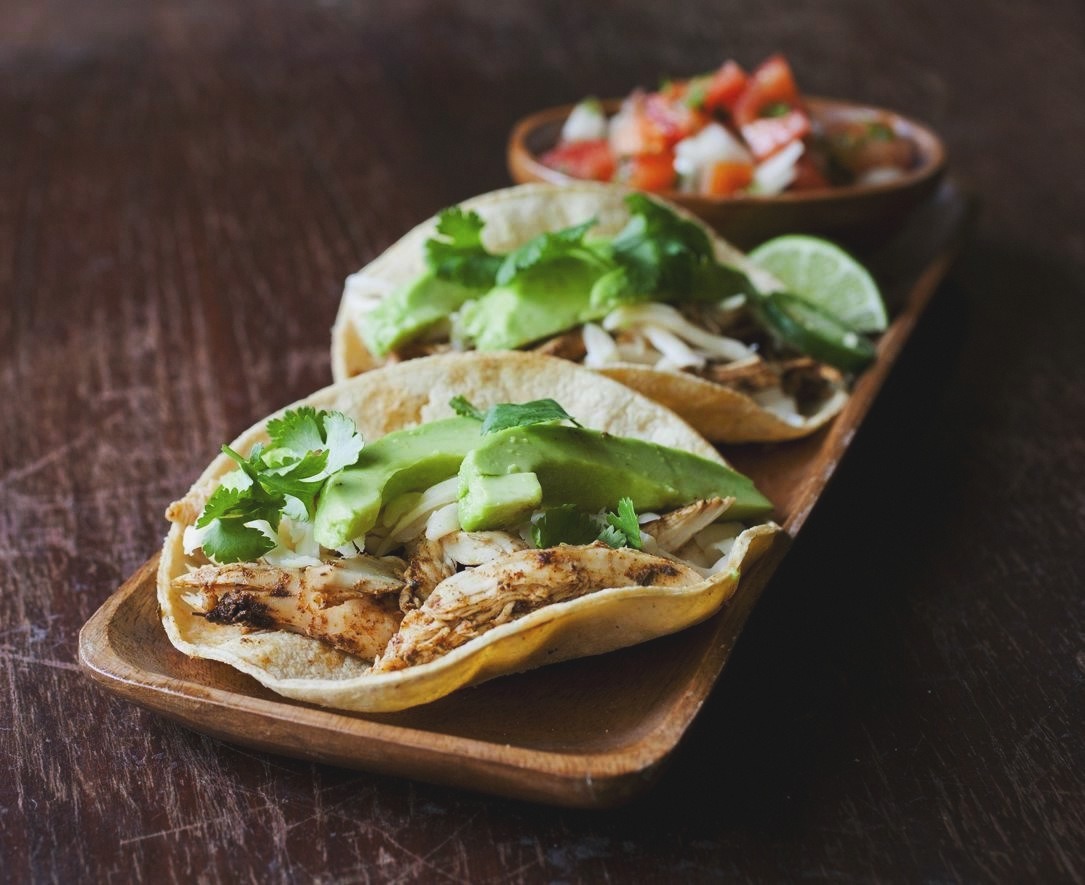 Buffet de Tacos Puta Madre
Ingredientes
• Tortillas de maíz
• Carne de pollo o ternera
• Pimiento rojo y verde
• Tomate
• Cebolla
• Chile
• Crema de aguacate
• Salsa de tomate triturado
• Crema de yogur
• Queso suave
• Aceite de oliva y limón o...