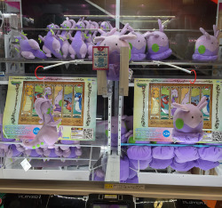 zombiemiki:Super DX Goomies and Goodras at a Sega game center.The Goomy in the last picture looks as if it’s saying, “please, someone win me and take me away from this strange place.”