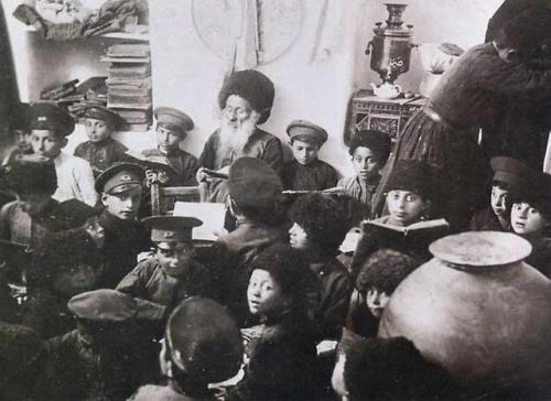 Rabbi Yechiel Savi teaching Torah in the town of Guba in Azerbaijan, 1919